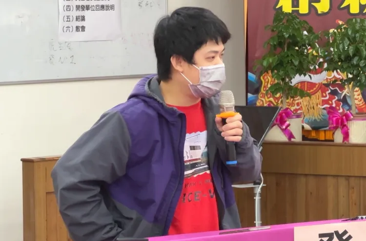 鐵道迷、在地居民梁一賢痛批交通部可恥。林泊志攝