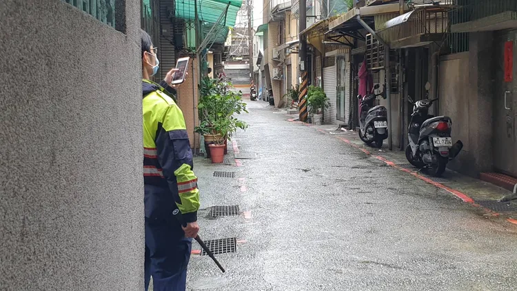 警員在樓下警戒。戴之聖攝