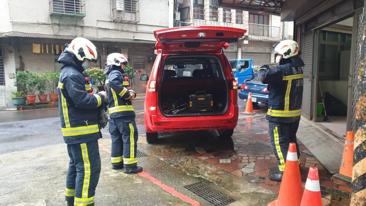 警方請消防員前往協助破門。戴之聖攝