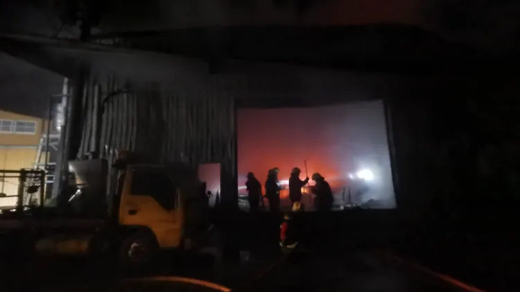 警消拉起水線奮力灌救。新北市消防局提供