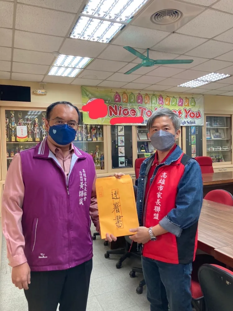 家長團體上周到教育局提連署書，提議老師上下班都要打卡。讀者提供