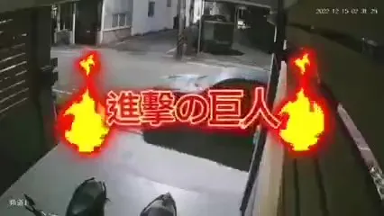 網友貼文並附剪輯影片，取名進擊的巨人。 攝自FB《報廢公社二館》