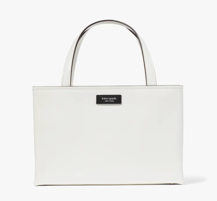 2022年秋季系列新款sam白色皮革手提包，1萬3700元。品牌提供