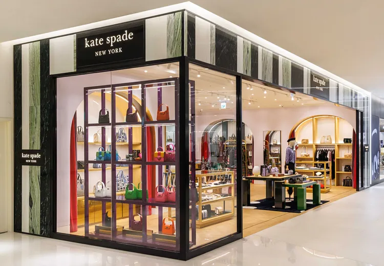 kate spade New York高雄漢神巨蛋專賣店的店裝設計，將紐約上城與下城截然不同的設計風格揉和在同一個空間中，展現品牌風趣幽默的想像。品牌提供