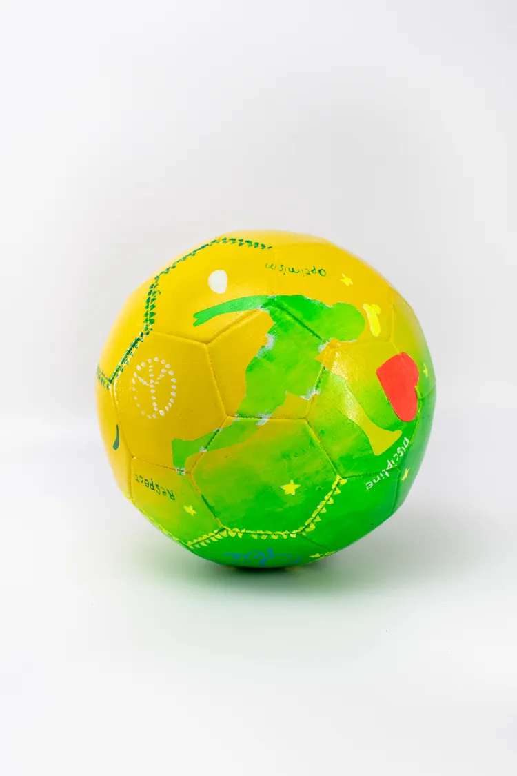 比利今年為卡達世足賽設計的特別版紀念球。品牌提供