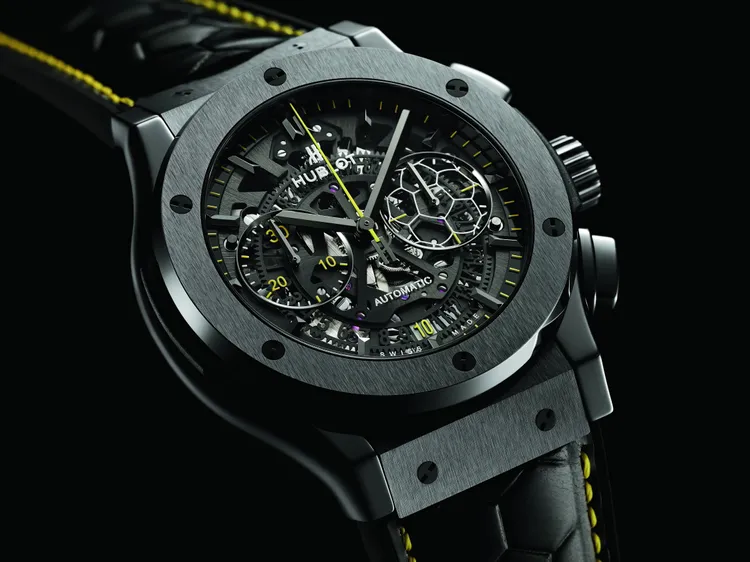 宇舶攜手比利在2014年打造的經典融合系列Aero比利限量計時碼錶，特地將小秒盤改以足球形式呈現，黑色陶瓷款，限量500只，56萬元。品牌提供