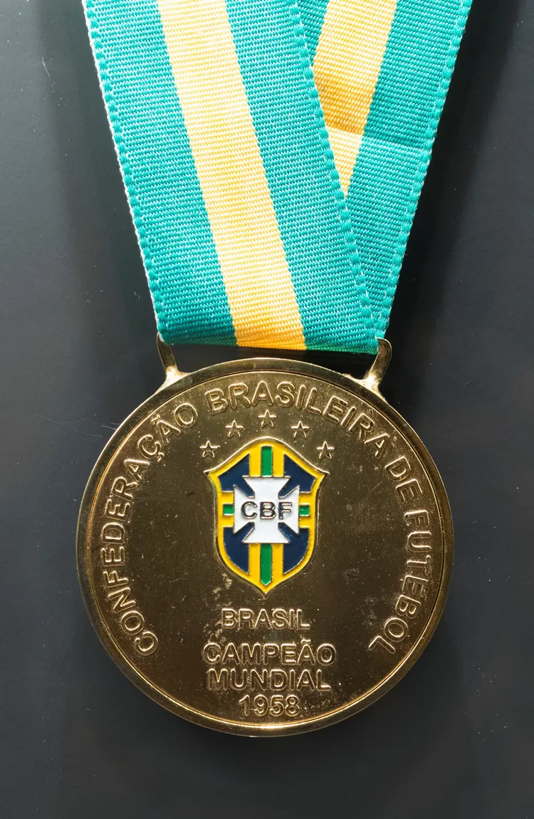 比利在1958年拿下的世足賽冠軍的世界盃紀念勳章。品牌提供