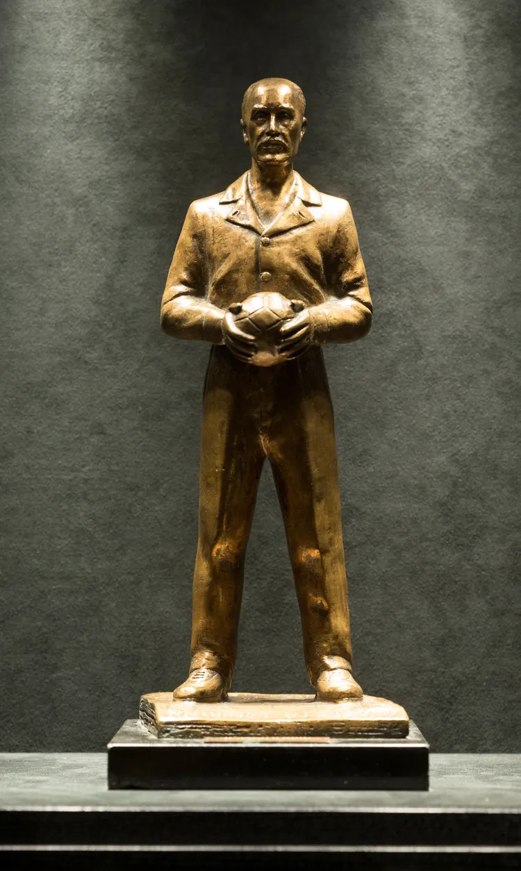 比利獲得最佳球員的獎盃。品牌提供