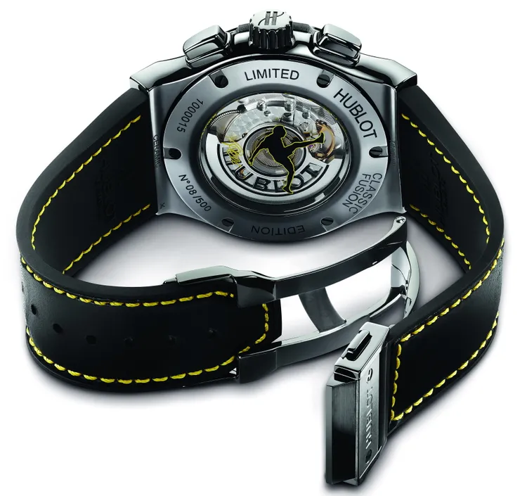 錶底蓋有比利簽名，並飾有其招牌倒掛金鉤的圖案。品牌提供