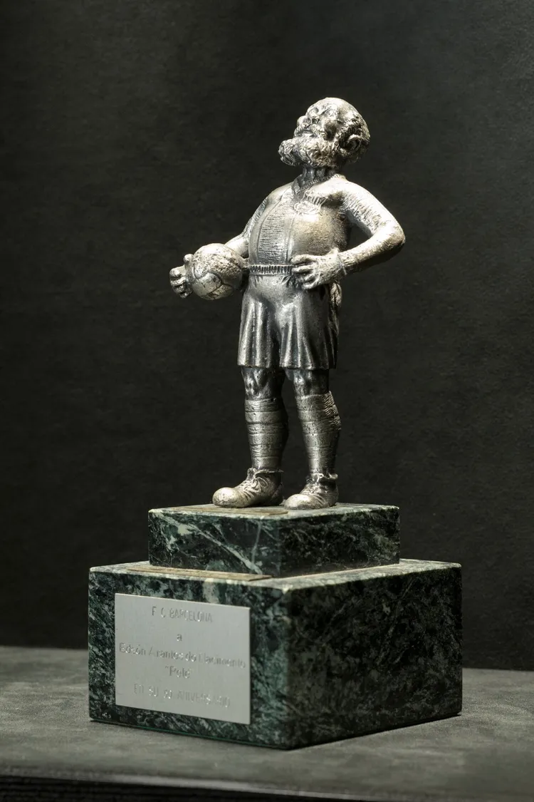 比利50歲生日紀念獎盃。品牌提供