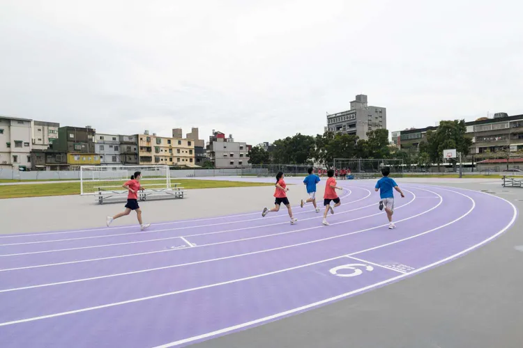 建華國中透過新校園運動改造運動場，成為全台第一座薰衣草跑道。新竹市政府提供