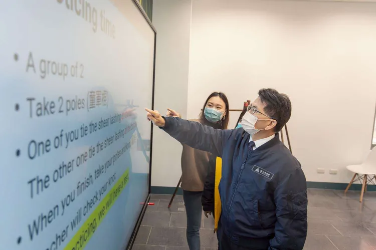 新建校舍「墨霜樓」中的「雙語教室」由童軍老師搭配英語老師，提供學生雙語童軍課程。新竹市政府提供