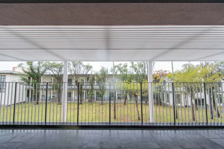 新建校舍「墨霜樓」藉由透空風廊呼應第一棟歷史建築高度及立柱。新竹市政府提供