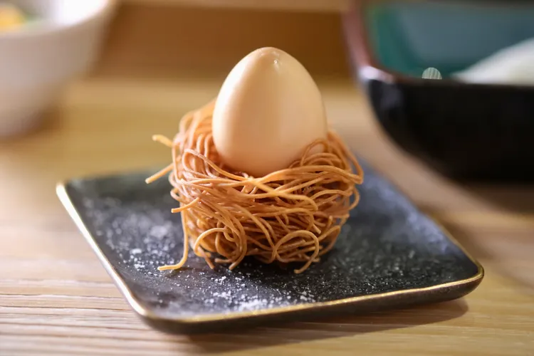 套餐中包含模樣討喜的「酒釀溫泉蛋」，炸雞絲麵搭佐浸漬過酒香再煙燻烤過的鵪鶉蛋。陳志淵攝