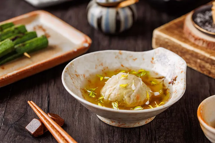 套餐中包含多樣精緻手做料理，像是「高麗菜肉球佐時蔬綠油」，模樣精緻小巧。業者提供