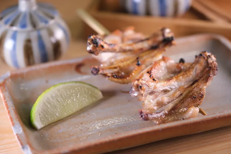 剛烤好的金璟雞手羽燒，外皮酥脆，咬來有著恰到好處的油脂與嫩度。陳志淵攝