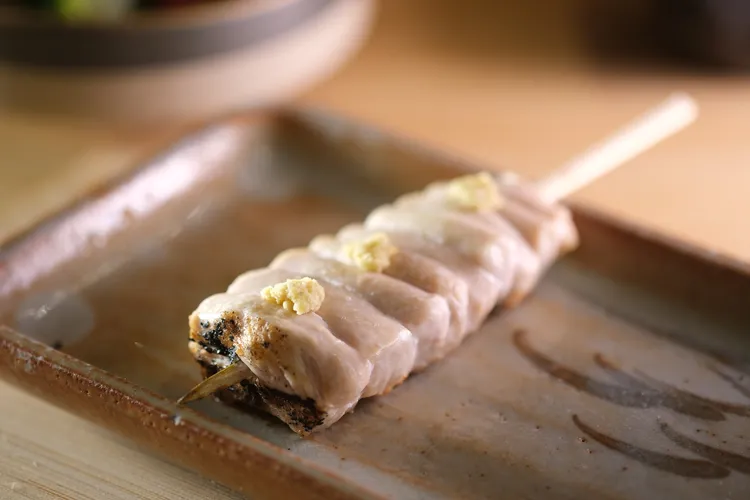 山葵里肌烤到3~5分熟，上桌前點綴現磨芥末，以襯托肉鮮。陳志淵攝