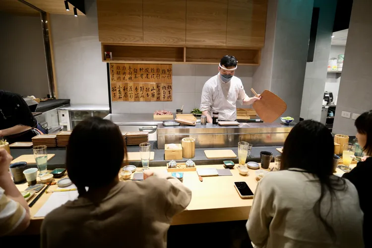 鳥喜台北店遷址至台北萬豪酒店忠誠廣場2樓，以板前座位為主，另有小包廂。陳志淵攝