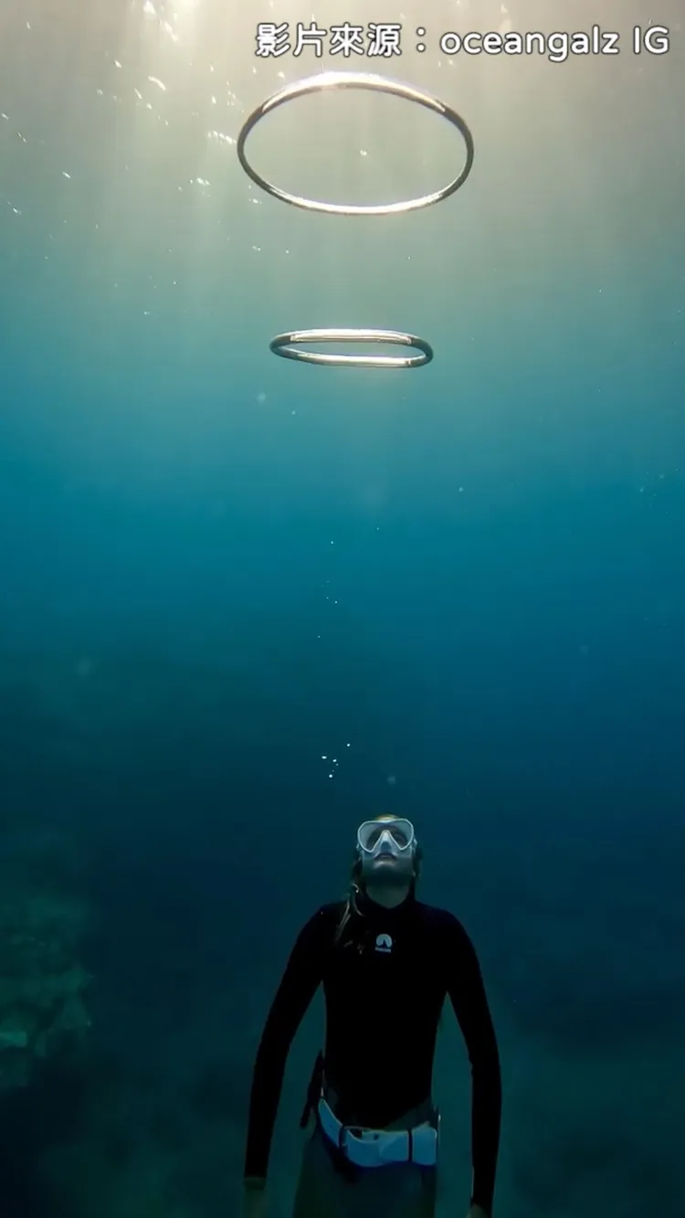 最後小圈圈還穿過大圈圈，超夢幻。本影片截圖經「IG@oceangalz」授權刊登
