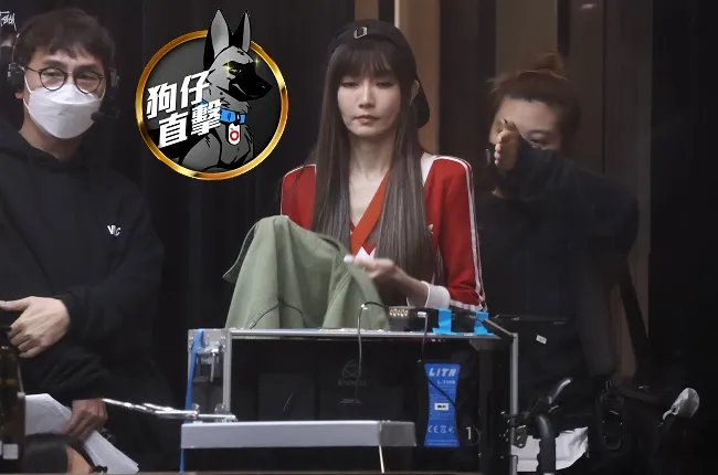 謝金燕（中）穿著開高衩裙，露110公分超長「絕對領域」辣腿放電，服務人夫修杰楷、楊銘威。特勤中心攝