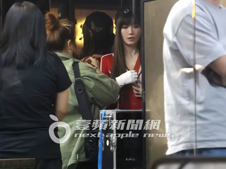 女神謝金燕（右）右手戴著手套，超逆齡妝容，看不出來已經快要50歲。特勤中心攝