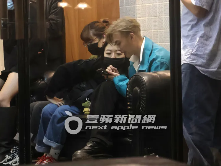 邱勝翊（右）休息時間，一派輕鬆的跟美眉聊天。特勤中心攝