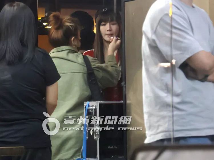 化妝師仔細幫女神謝金燕（右）畫口紅。特勤中心攝