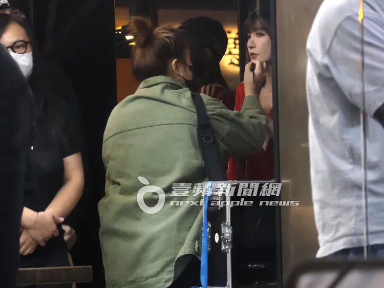 女神謝金燕（右）讓化妝師補妝，準備拍攝綜藝節目。特勤中心攝