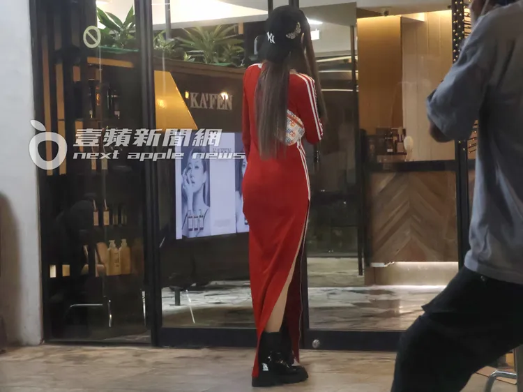 年近半百的女神謝金燕，一身紅色旗袍式合身開衩長裙，170公分身高搭配110公分長腿，依舊是全場焦點。特勤中心攝