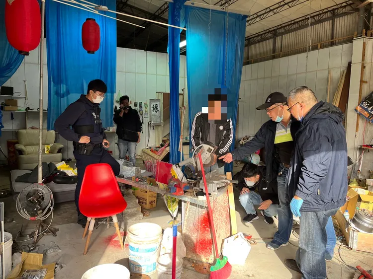 警方在蒐證過程中，還發現土製炸彈、火藥及遠端搖控起爆器等物品。翻攝畫面