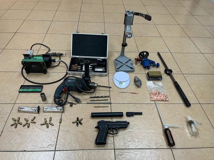 警方強調，非法槍彈及毒品為暴力犯罪的亂源、嚴重危害社會治安，新竹市警察局第一分局持續執行威力掃蕩打擊不法