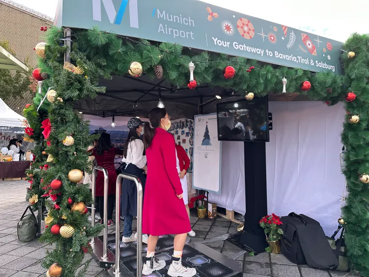 現場設有慕尼黑空運來台的跳舞機，讓有興趣的民眾可以大顯身手，挑戰巴伐利亞傳統舞曲。長榮提供