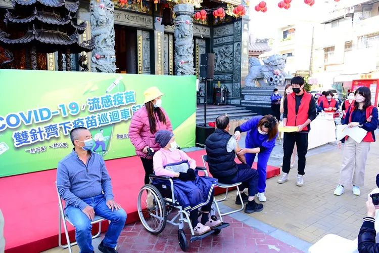 防疫人員防鄉下長者接種。屏縣衛生局提供