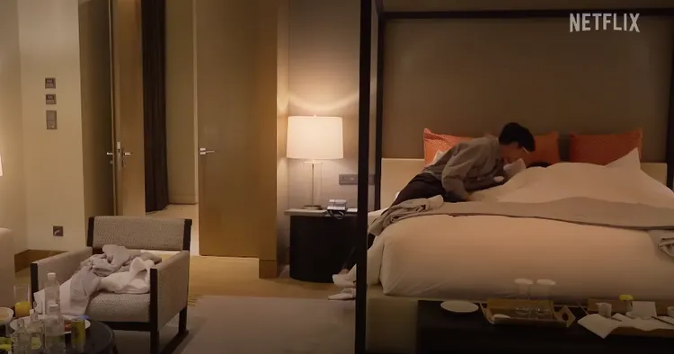 《單身即地獄》成功配對的男女來賓嗨玩到床上。翻攝自Netflix Asia YouTube