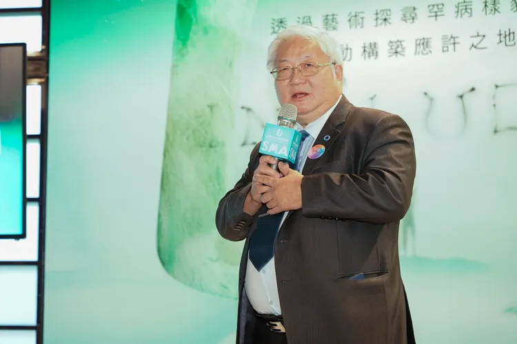 衛福部國健署署長吳昭軍受邀出席SMA藝術特展「身在其中 Include」，表示生命應該受到平等的照顧、支持與看待。照片：社團法人台灣生命之窗慈善協會提供