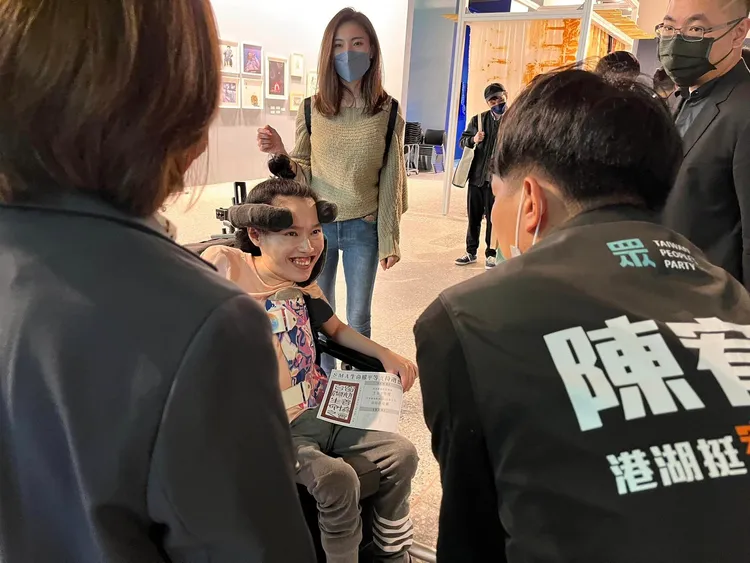 李怡潔（中）表示希望透過藝術形式讓民眾認識SMA。翻攝陳宥丞臉書