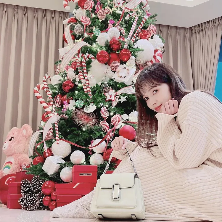 侯佩岑家裡佈置好的漂亮聖誕樹，成為她曬禮物新寵的應景取景，她秀出MARC JACOBS送上的The J Marc Satchel肩背包生日禮物。翻攝houpatty IG