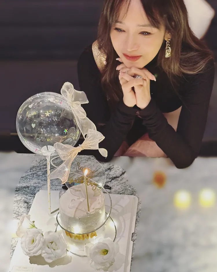 侯佩岑在IG貼出生日許願照，凍齡美貌引粉絲狂讚美。翻攝houpatty IG