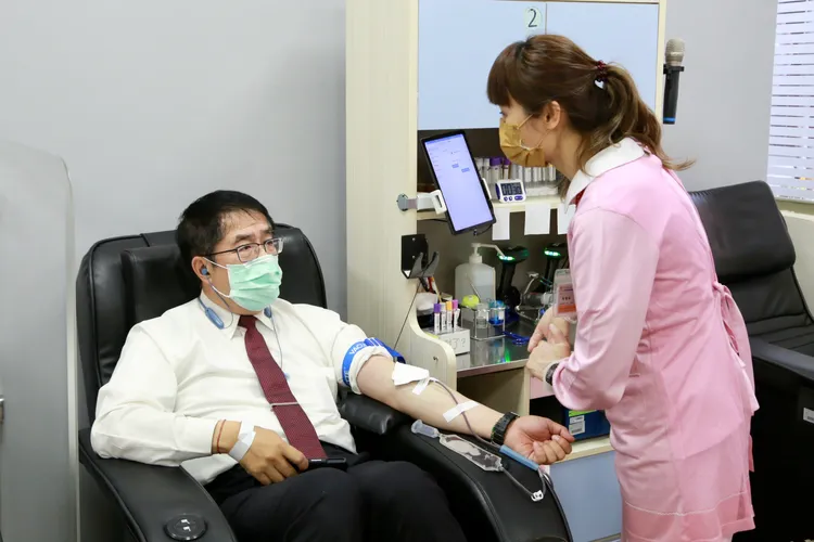 南市長黃偉哲響應捐血。市府提供