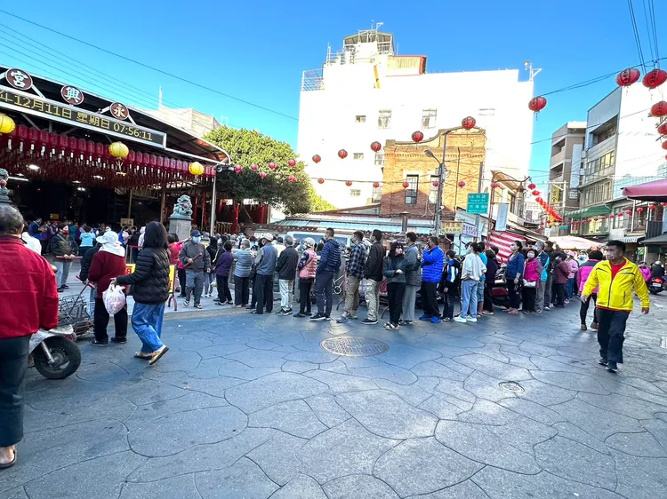 水果月曆真的很夯，民眾一早就排隊等領水果月曆！楊瓊瓔提供