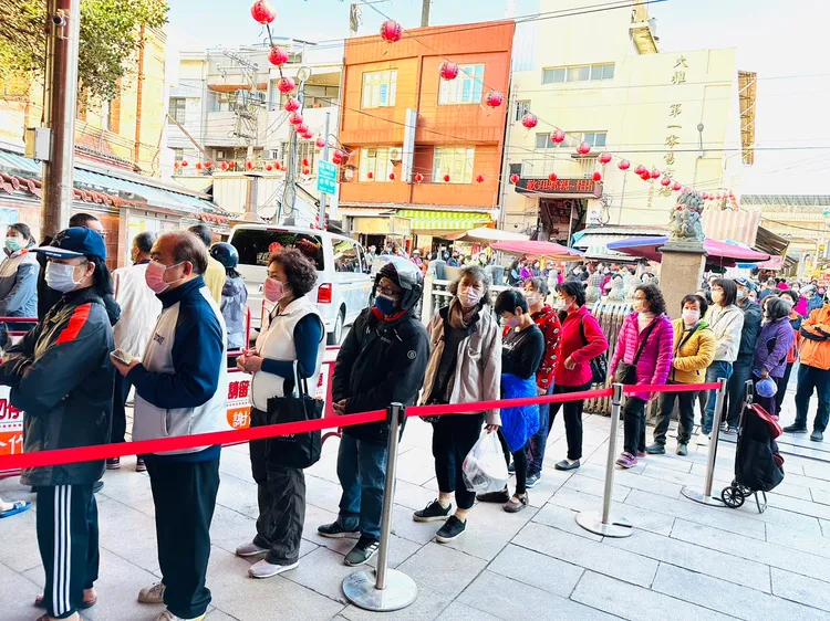 立委楊瓊瓔自製水果月曆送鄉親，一早就吸引大批民眾排隊等候。楊瓊瓔提供