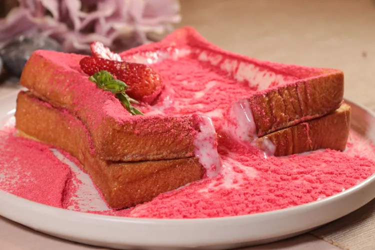 點8號草莓露奶華。業者提供