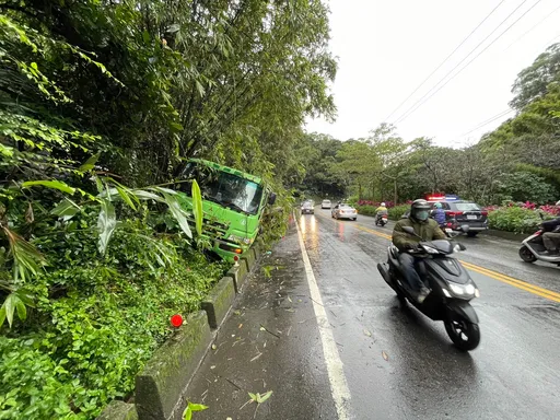 新北泰山山路蜿蜒又下雨 曳引車過彎不慎自撞山壁