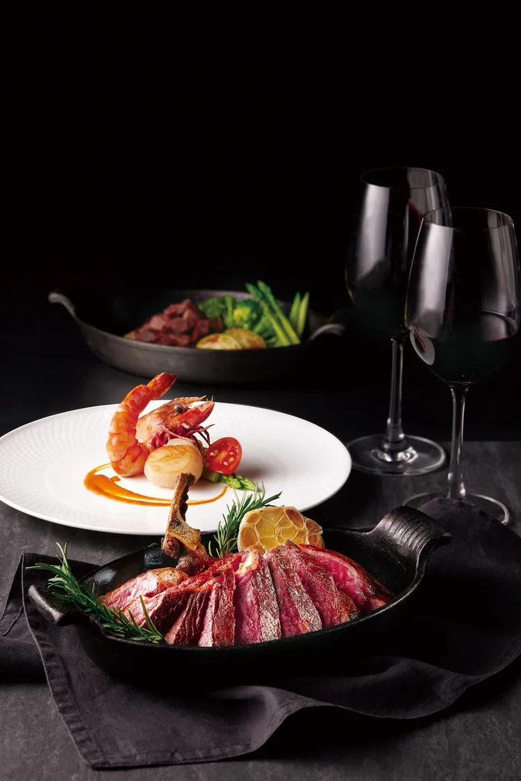 「夏慕尼」獻上「浪漫雙人海陸盛宴」，也是鐵板燒界首次販售乾式熟成28天美國Prime等級帶骨紐約客牛排。業者提供