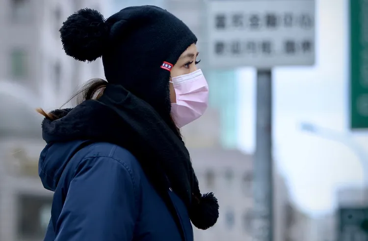 戴上口罩、準備酒精、注意保暖與水分補充，是跨年的隨身基本準備。資料照，林林攝