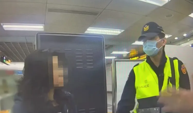 警方規勸女子戴上口罩。翻攝畫面