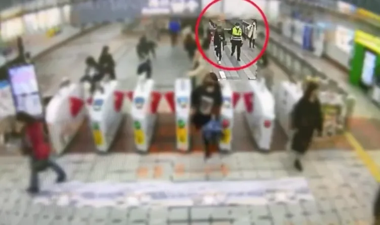 警方於忠孝敦化捷運站出口將女乘客攔下。翻攝畫面