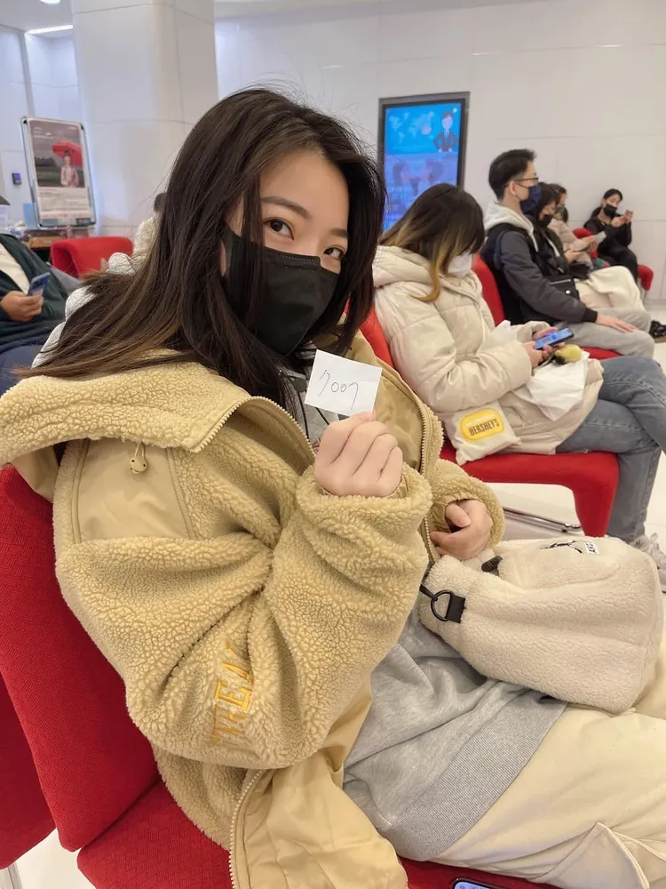 宛宛兒PO出自己在中國信託的照片。翻攝宛宛兒臉書