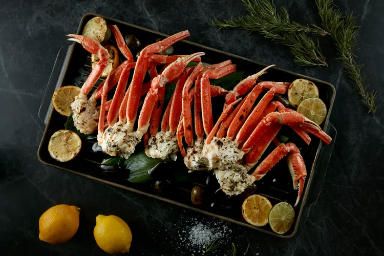 探索廚房除夕晚宴餐檯加碼升級，炭烤區加碼提供奶油松葉蟹腳。台北寒舍艾美酒店提供