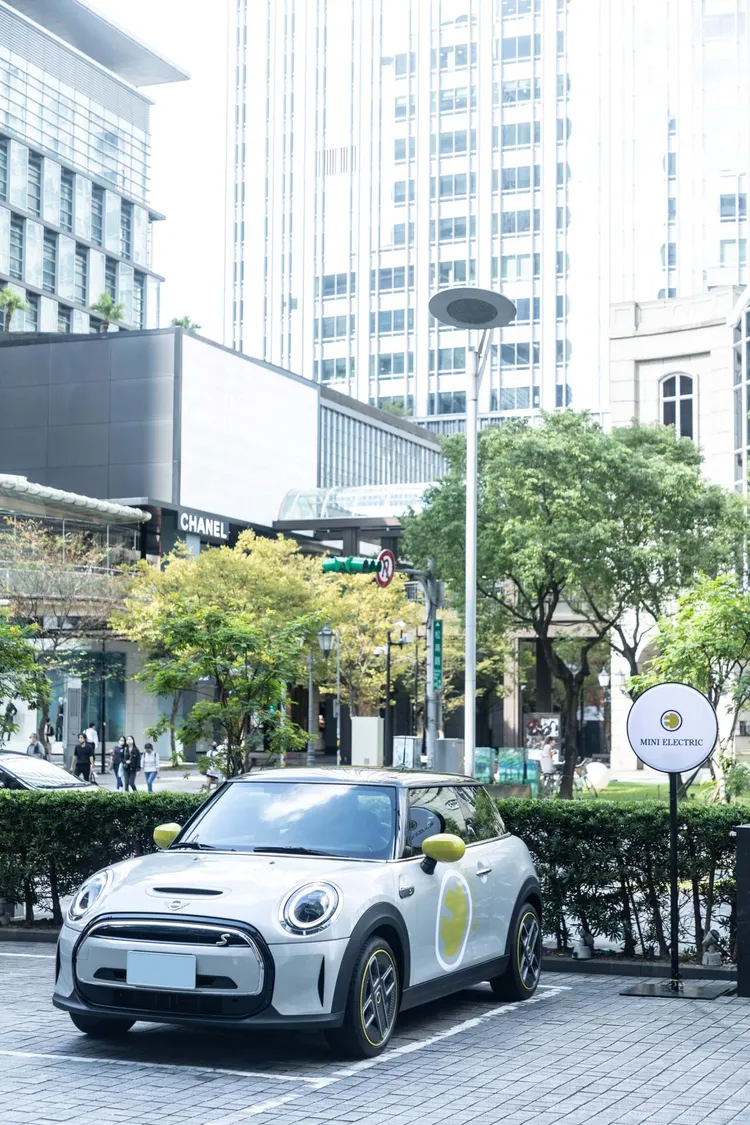 凡於活動期間預定MINI風格住房專案，即可於住房期間駕駛全新MINI Electric純電電動車。業者提供